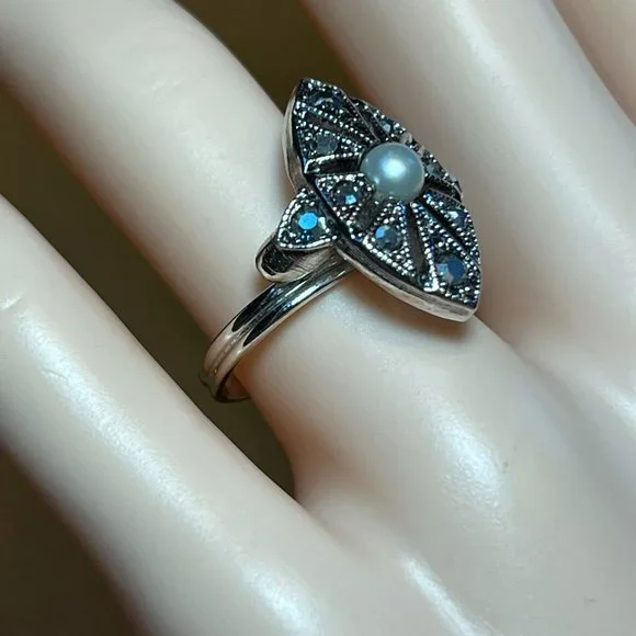 Sarah Coventry Silver Tone Rhinestone Pearl Size 7.5 Adjustable Cocktail Ring - Picture 6 of 7